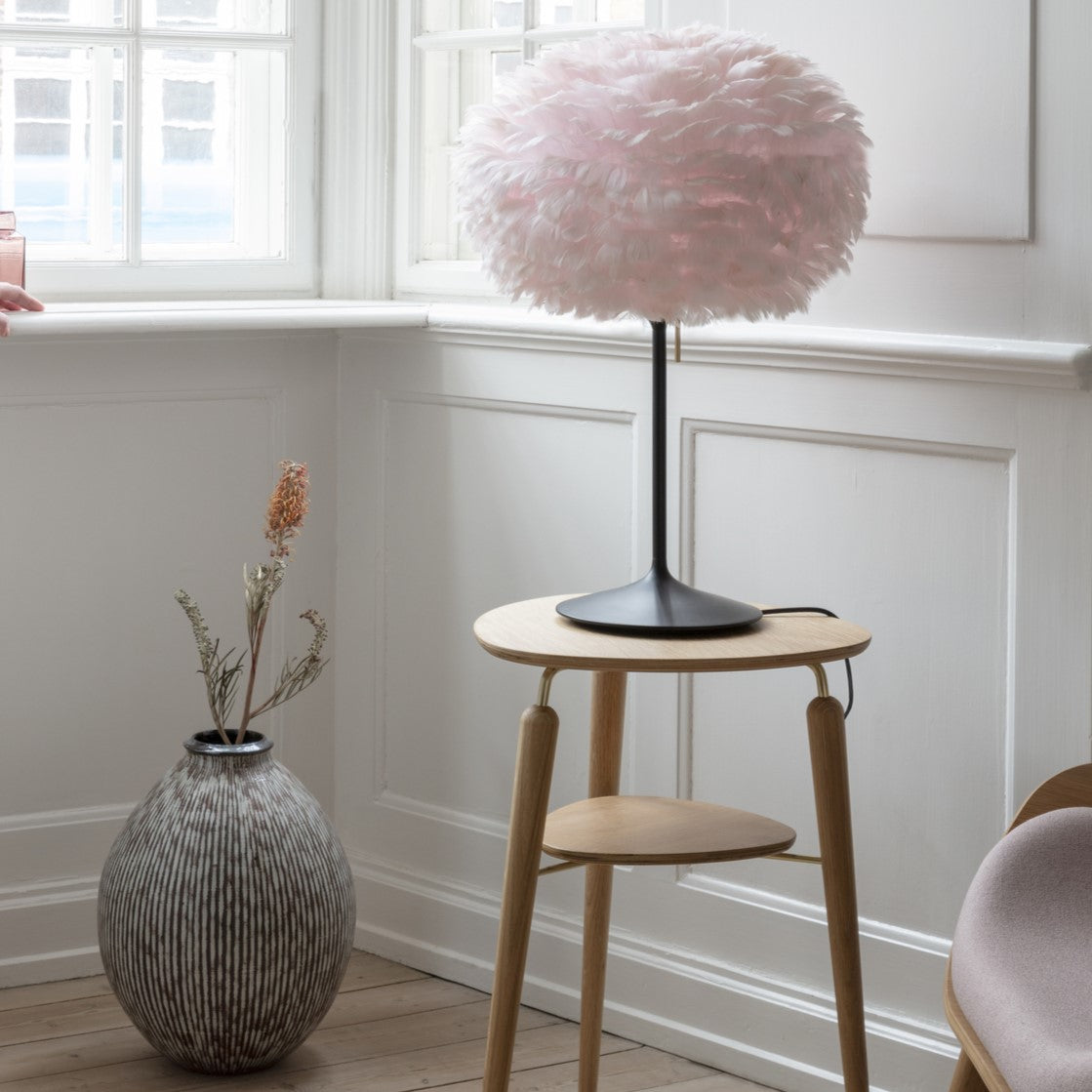 Eleganter Eos Lampenschirm von Umage in strahlendem Weiß, ideal für stilvolle Innenräume und gemütliche Beleuchtung.