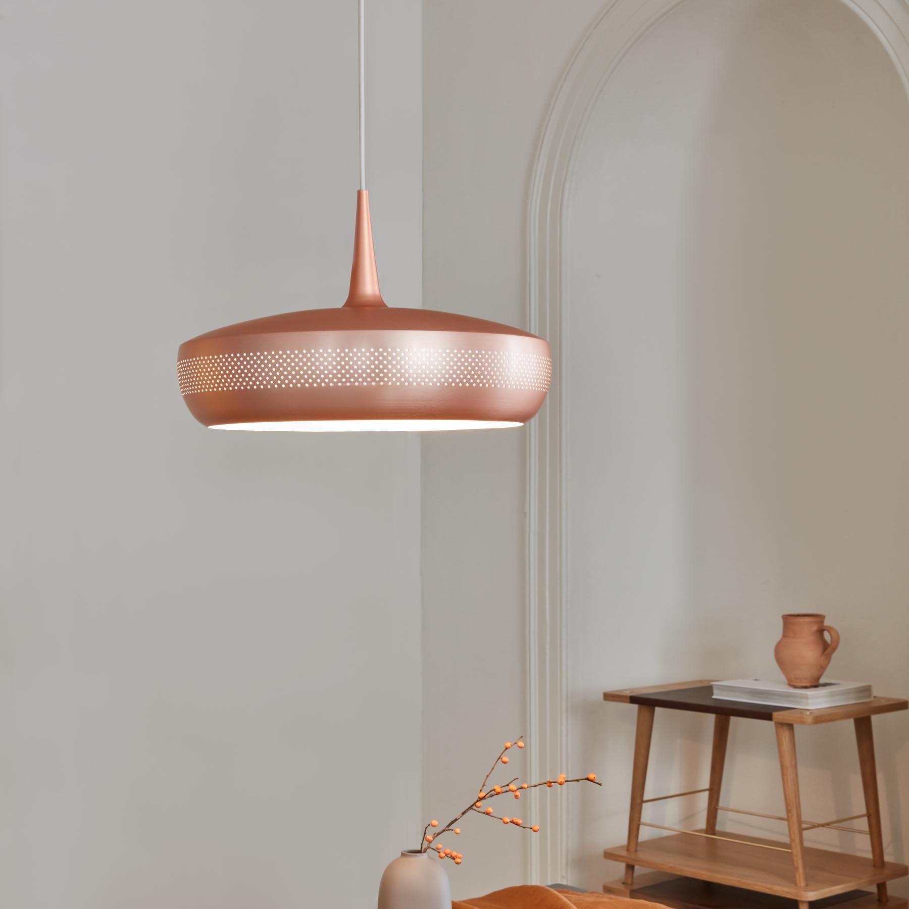 Eleganter Clava Dine Lampenschirm in Red Earth, ideal für stilvolle Pendelleuchten, präsentiert von Umage.