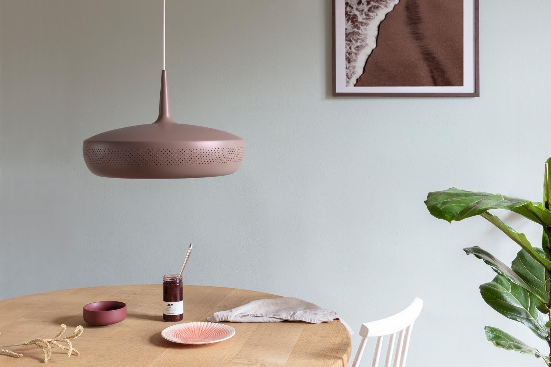 Stilvoller Clava Dine Lampenschirm in Umber, perfekt für Pendelleuchten, harmonisch in einem modernen Interieur inszeniert.