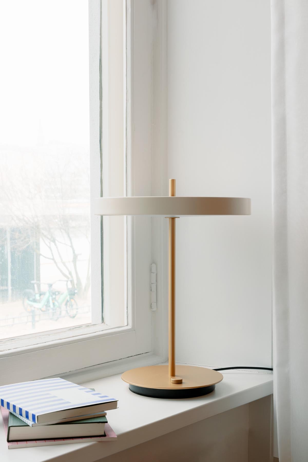 Elegante Asteria Tischleuchte in sanftem Perlweiß, ideal für moderne Wohnräume und stimmungsvolle Beleuchtungseffekte.