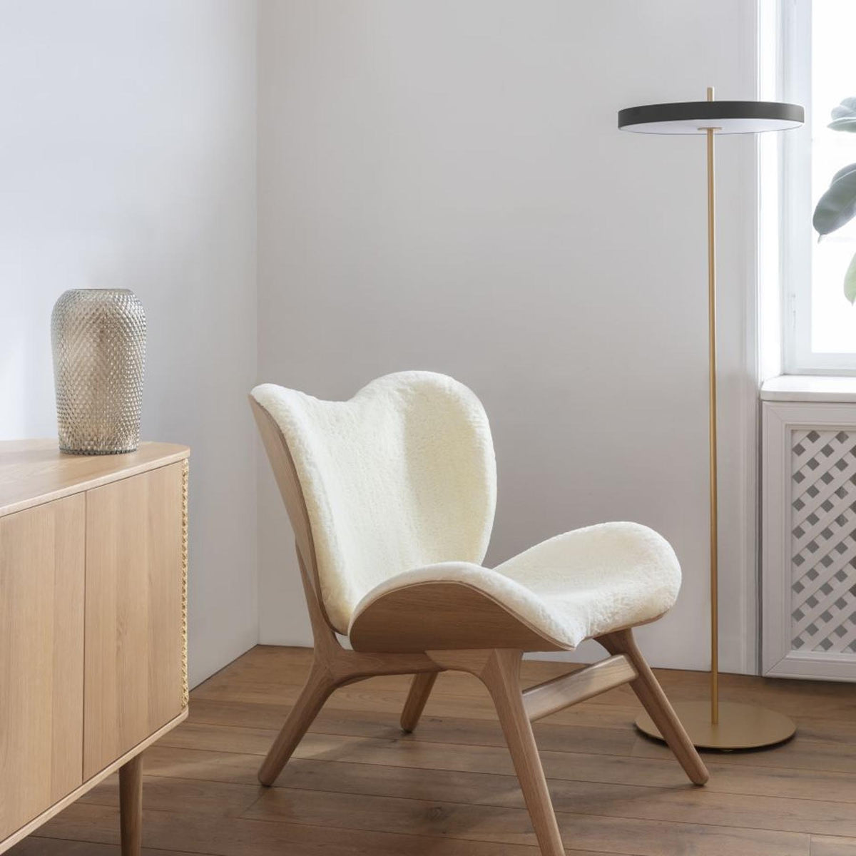 Asteria Stehleuchte in Black präsentiert im Onlineshop von KAQTU Design AG. Stehleuchte ist von Umage