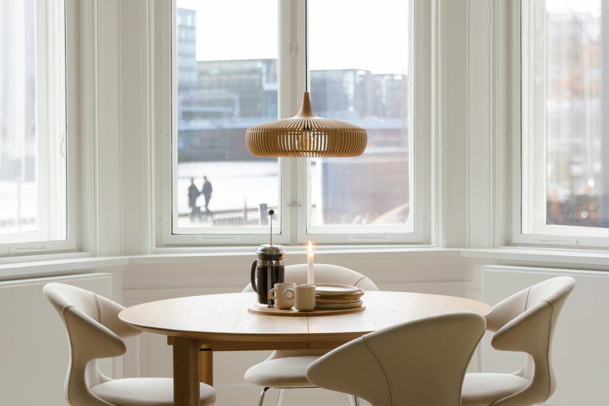 Clava Dine Lampenschirm in Oak Ash präsentiert im Onlineshop von KAQTU Design AG. Pendelleuchte ist von Umage