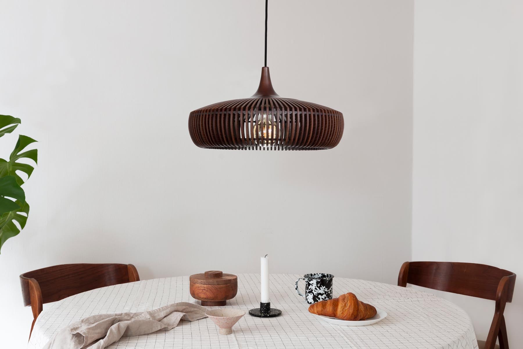 Eleganter Clava Dine Lampenschirm aus edlem Eichenholz, ideal für stimmungsvolle Pendelleuchten und zeitgemäße Wohnräume.