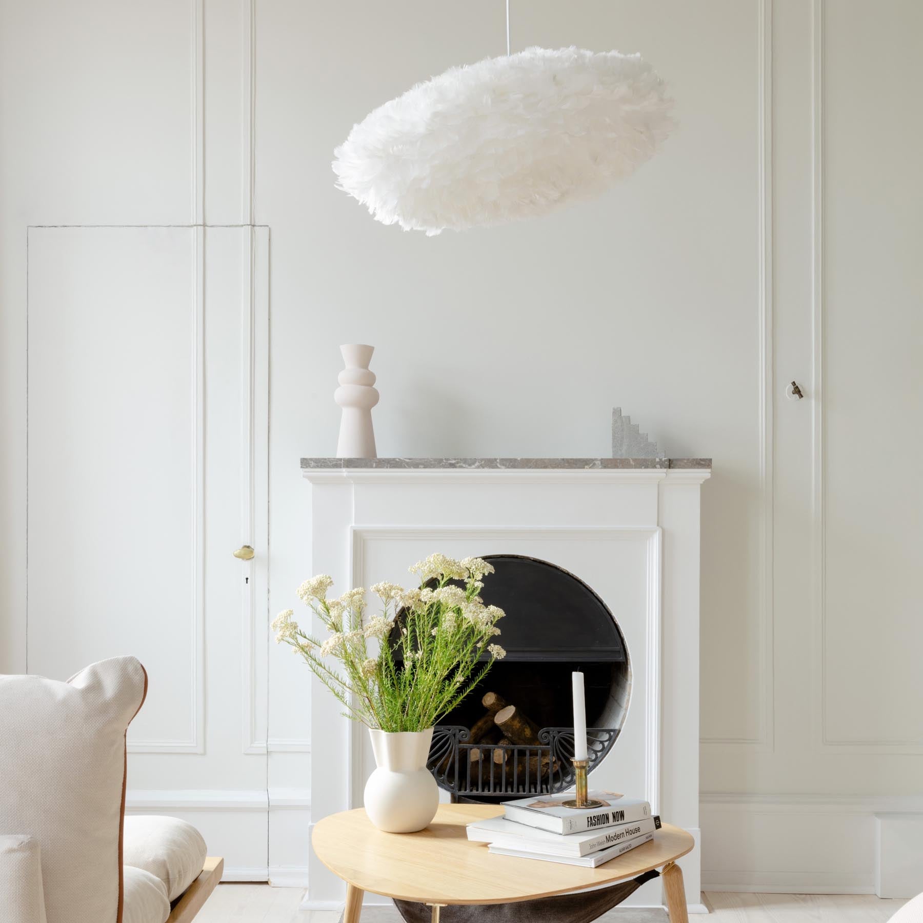 Moderne Pendelleuchte Eos Esther von Umage in strahlendem Weiß, perfekt für eine gemütliche Atmosphäre und geschmackvolle Raumgestaltung.