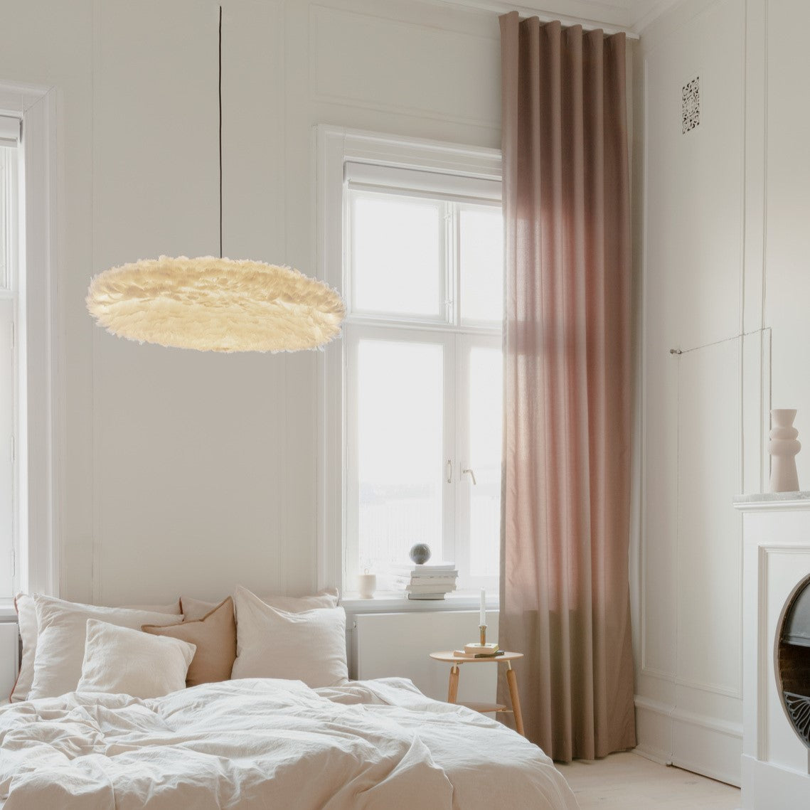 Schlichte Pendelleuchte Eos Esther in zartem Light Rose, perfekt für eine harmonische Raumgestaltung und stimmungsvolle Beleuchtung.