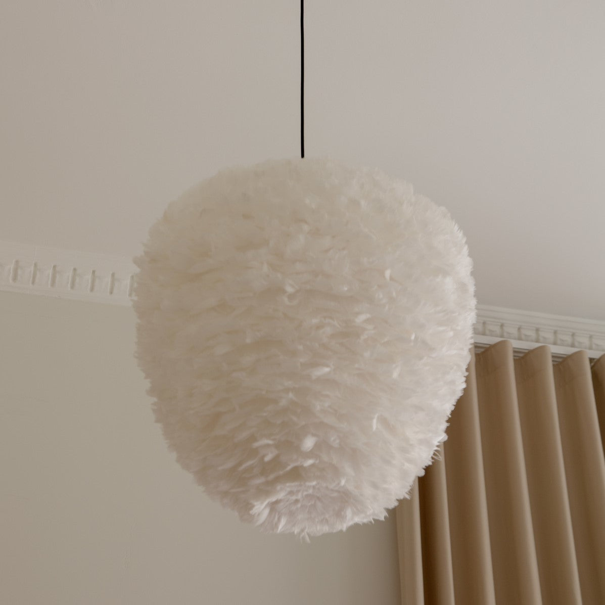 Elegante Pendelleuchte Eos Evia in strahlendem Weiß von Umage, ideal für stilvolle Akzente und eine gemütliche Atmosphäre in jedem Raum.