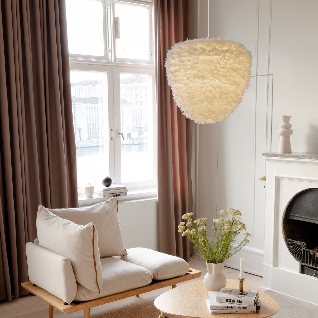 Moderne Pendelleuchte Eos Evia von Umage in reinem Weiß, perfekt für stilvolle Wohnräume und gemütliche Lichtakzente.