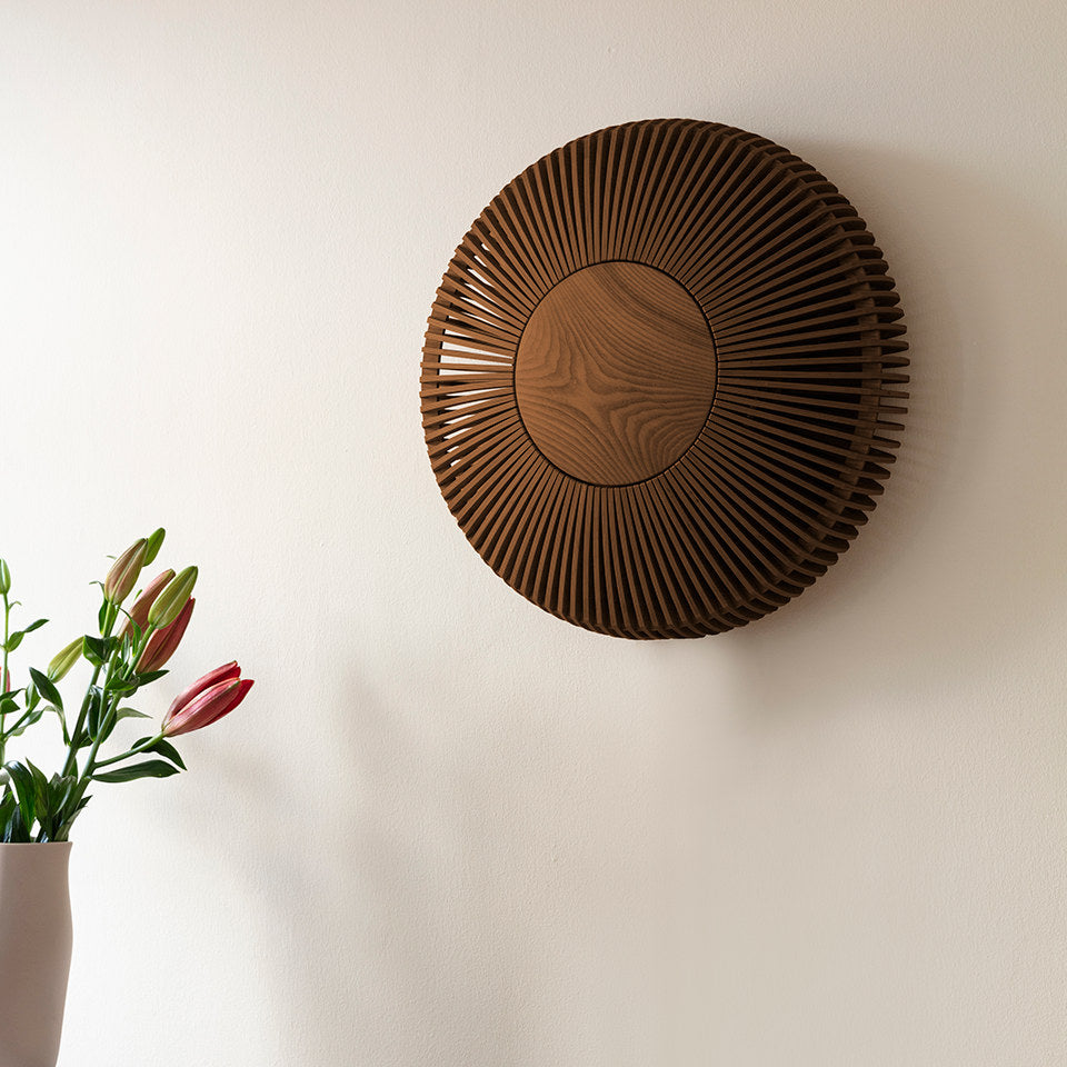 Clava Up Wood Wandleuchte in Dark Oak präsentiert im Onlineshop von KAQTU Design AG. Wandleuchte ist von Umage