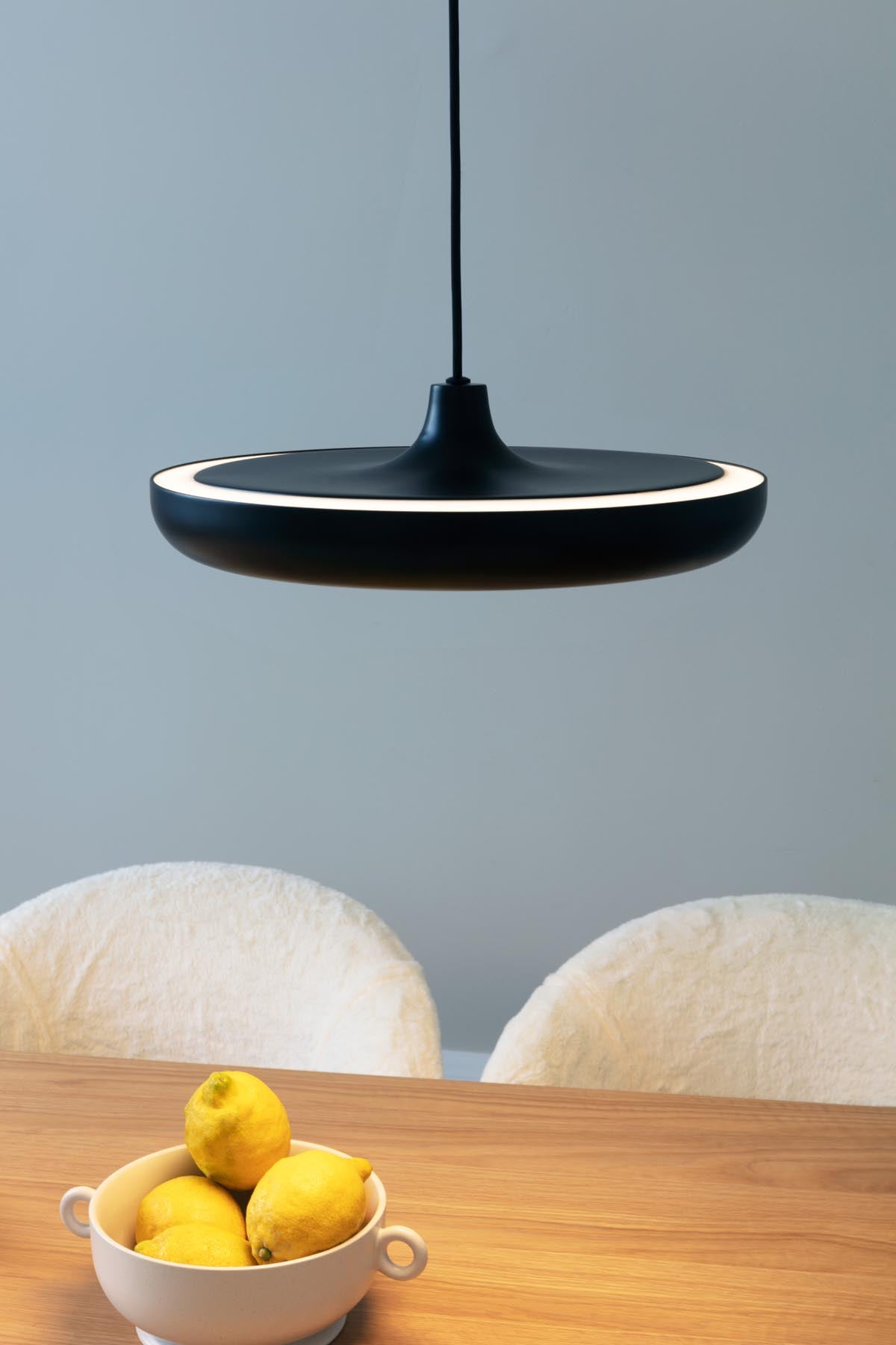 Eleganter CASSINI Lampenschirm von Umage, ideal für Pendelleuchten, verleiht jedem Raum eine zeitgemäße Note und warmes Licht.