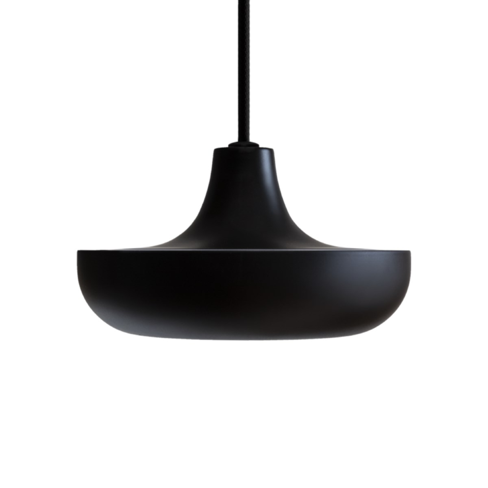 Moderner CASSINI Lampenschirm von Umage in edlem Schwarz, perfekt für Pendelleuchten und verleiht jedem Raum eine stilvolle Note.