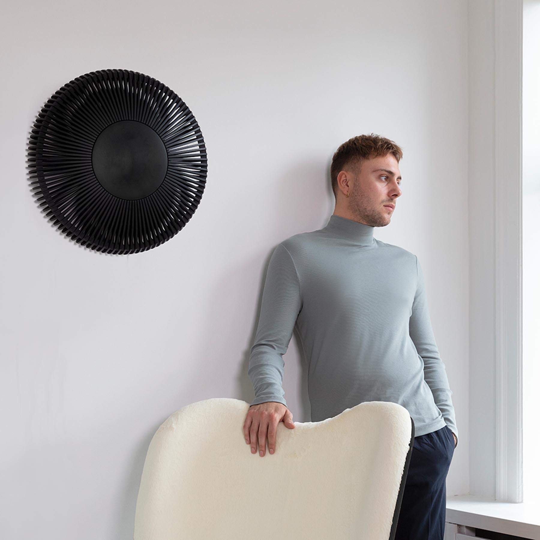 Elegante Clava Up Wandleuchte von Umage in Schwarz, ideal für stilvolle Akzentbeleuchtung in modernen Wohnräumen.
