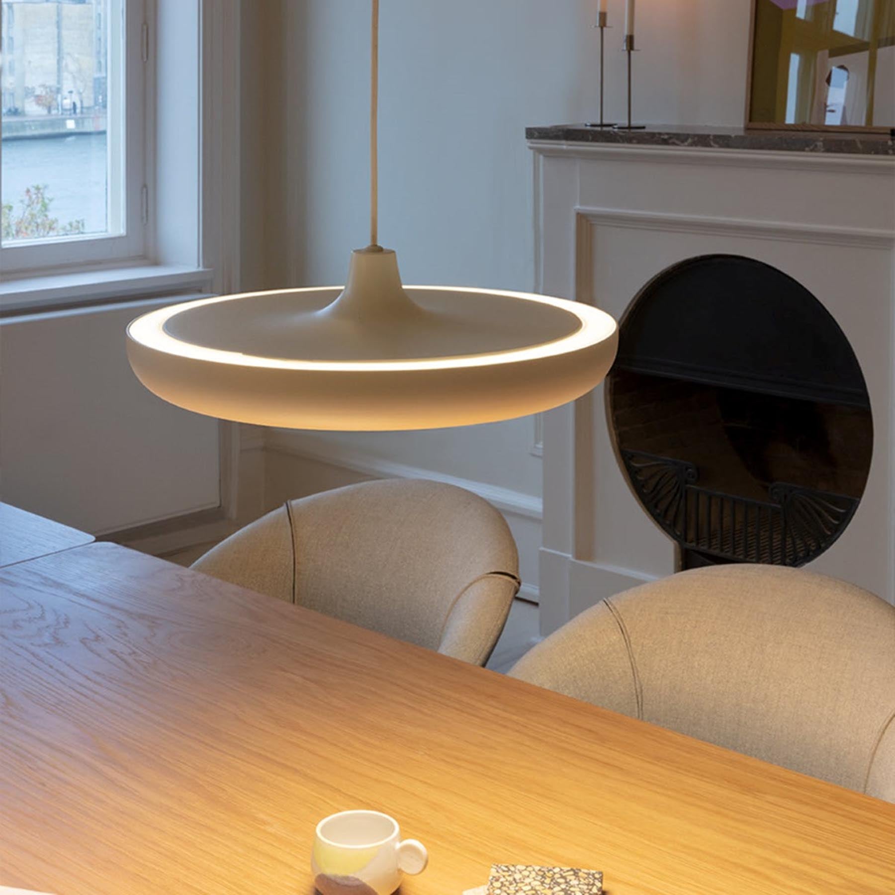 Eleganter CASSINI Lampenschirm von Umage, ideal für Pendelleuchten, verleiht jedem Raum eine zeitgemäße Note und warmes Licht.