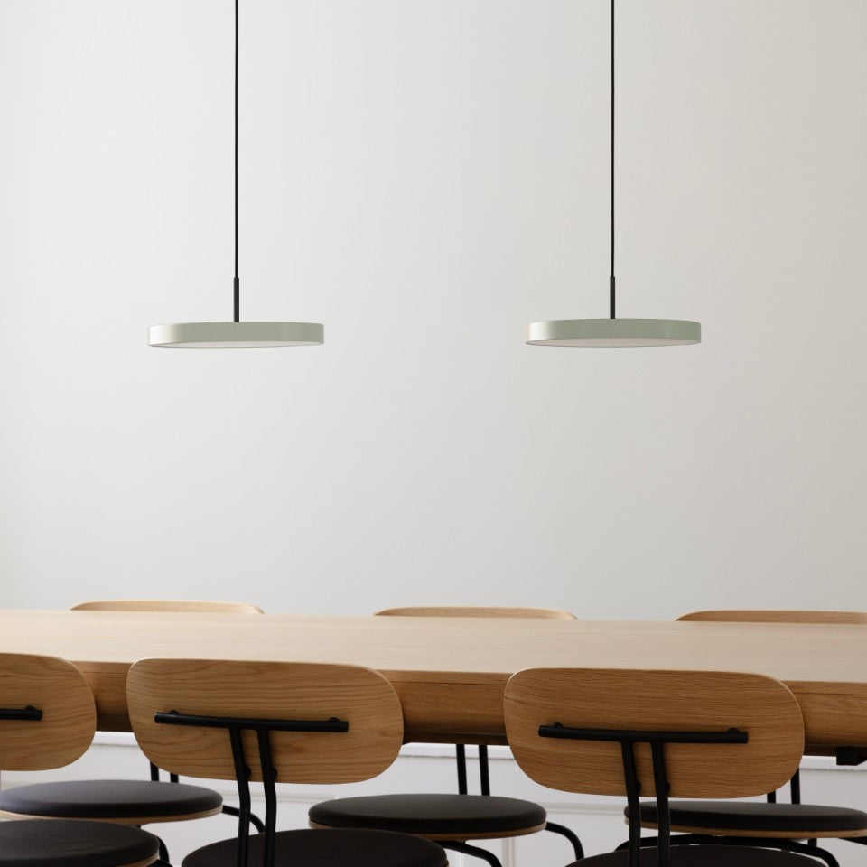 Asteria Mini Pendellampe in Nuance Olive präsentiert im Onlineshop von KAQTU Design AG. Pendelleuchte ist von Umage