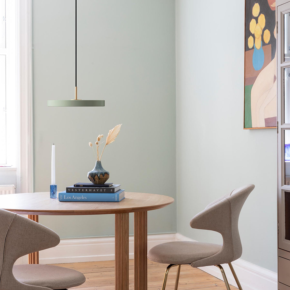 Asteria Mini Pendellampe in Nuance Olive präsentiert im Onlineshop von KAQTU Design AG. Pendelleuchte ist von Umage