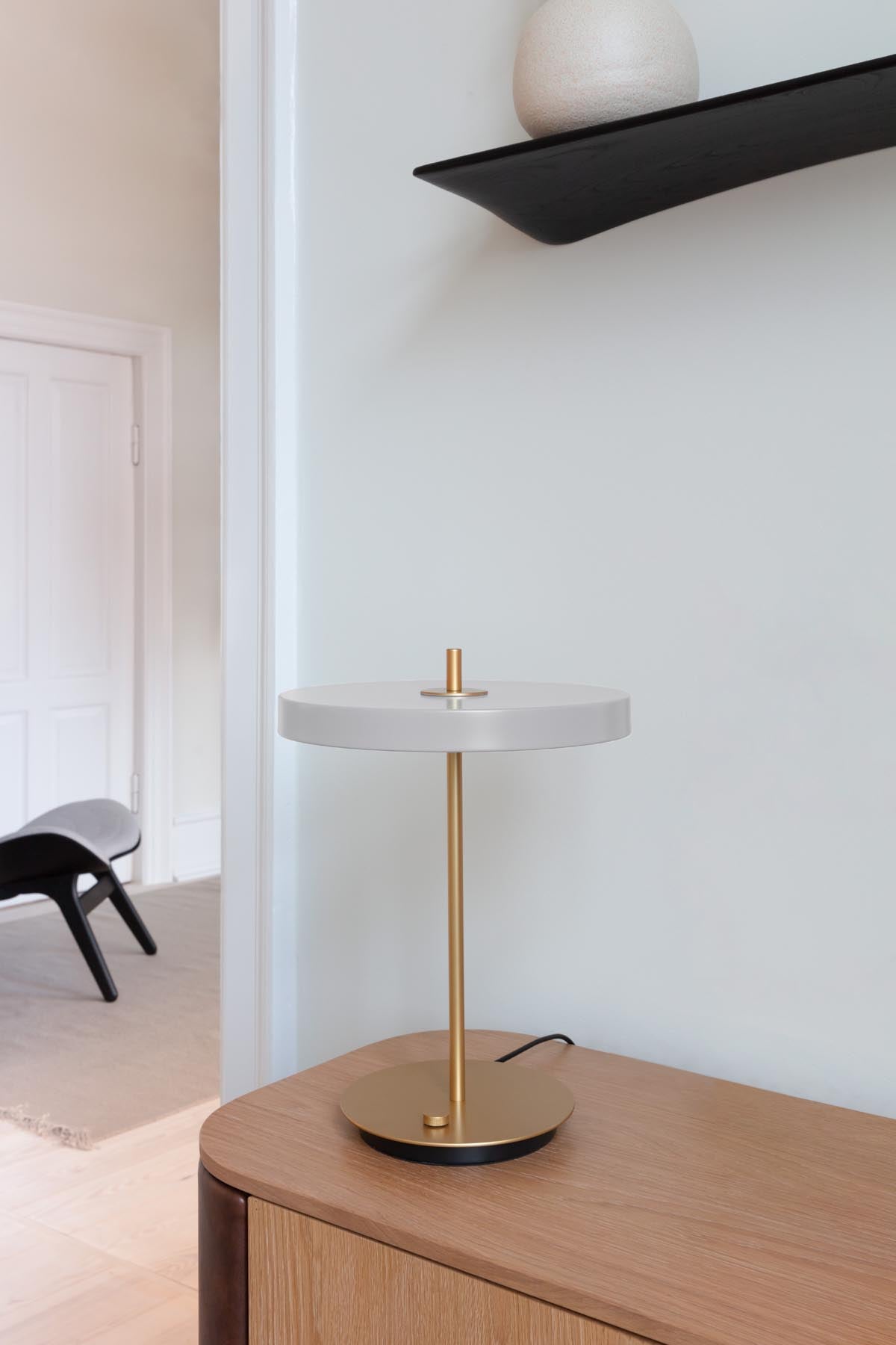 Stilvolle Asteria Tischleuchte von Umage in zartem Mist, perfekt für eine gemütliche Atmosphäre und modernes Interieur.