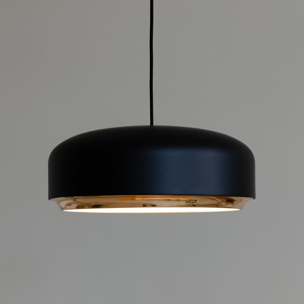 Moderne Hazel Medium Pendellampe in Schwarz von Umage, perfekt für eine gemütliche Atmosphäre und geschmackvolle Raumgestaltung.