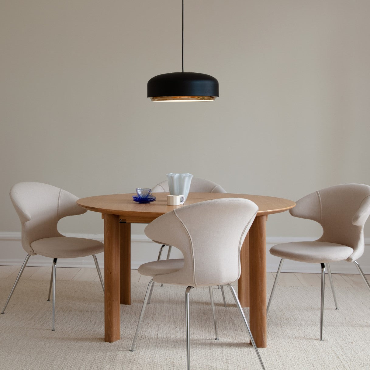 Moderne Hazel Medium Pendellampe in Schwarz von Umage, perfekt für eine stilvolle Akzentbeleuchtung und gemütliche Atmosphäre.