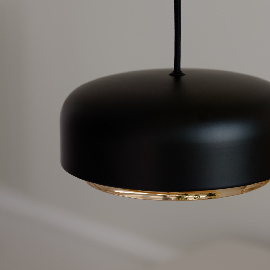 Elegante Hazel Medium Pendellampe in Weiß von Umage, ideal für modernes Wohndesign und stimmungsvolle Beleuchtung in jedem Raum.