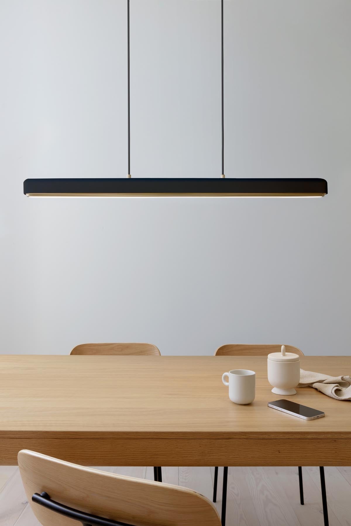 Elegante Hazel Branch Pendellampe in Schwarz und Messing, ideal für stilvolle Innenräume, präsentiert von Umage.