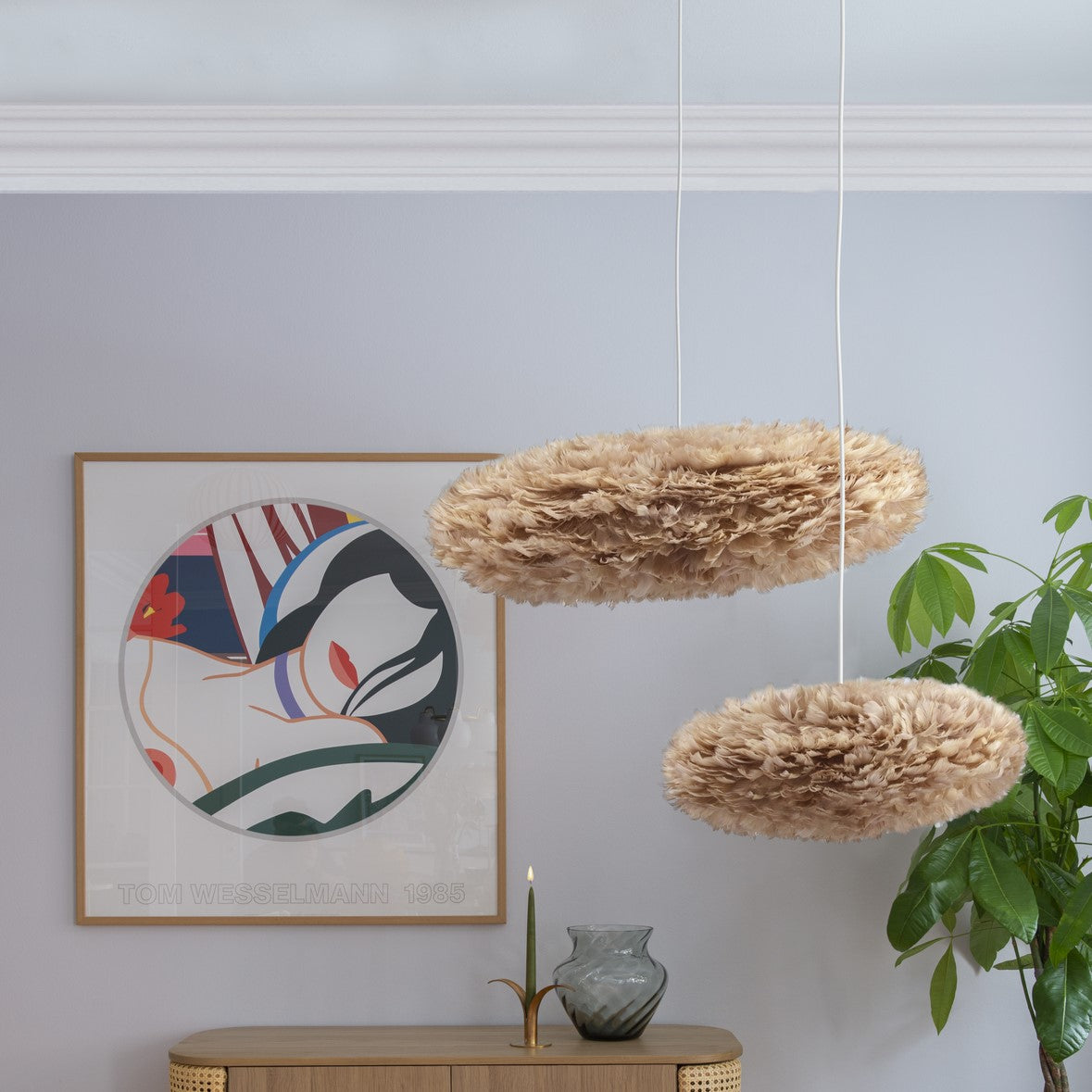 Moderne Pendelleuchte Eos Esther von Umage in reinem Weiß, perfekt für stilvolle Wohnräume und stimmungsvolle Beleuchtung.