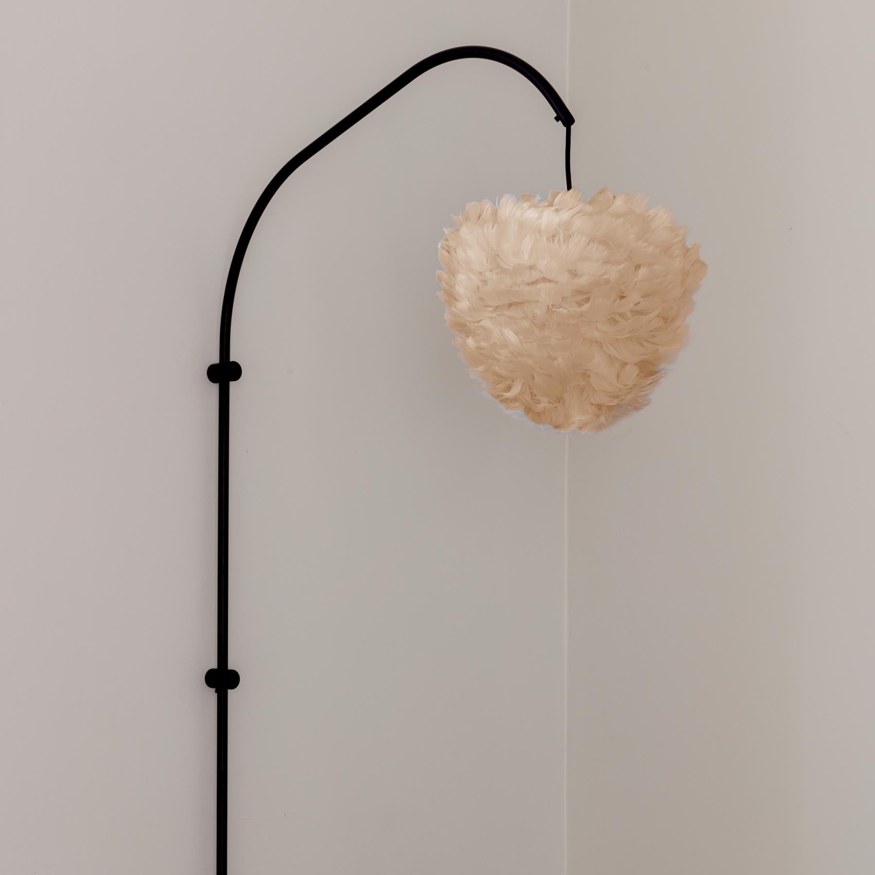 Elegante Pendelleuchte Eos Evia in sanftem Hellbraun, ideal für stilvolle Innenräume, präsentiert von Umage.