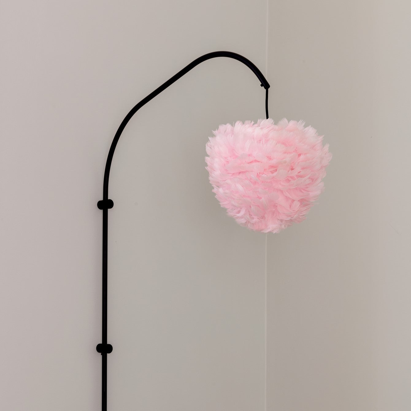 Schlichte Pendelleuchte Eos Evia in sanftem Light Rose, perfekt für eine harmonische Raumgestaltung und zeitgemäße Akzente.