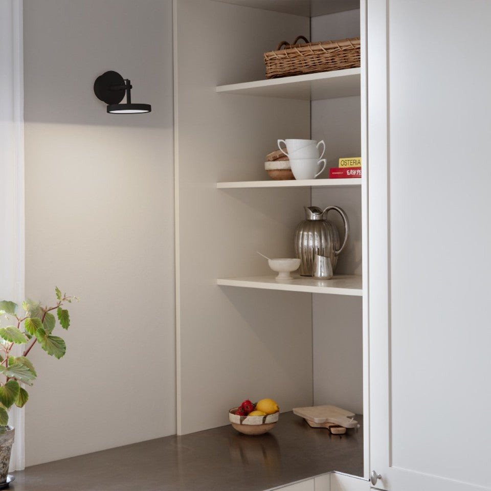 Elegante Asteria Spot Wandleuchte in Schwarz von Umage, ideal für stilvolle Akzentbeleuchtung in modernen Wohnräumen.