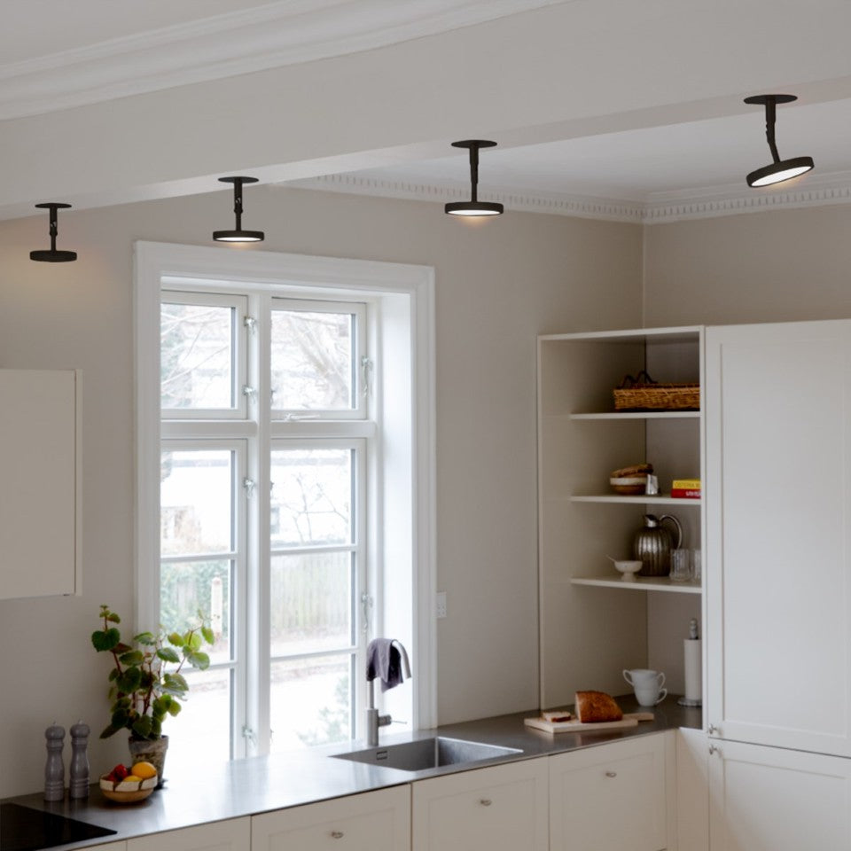 Moderne Asteria Spot Wandleuchte in elegantem Schwarz von Umage, perfekt für stimmungsvolle Lichtakzente in jedem Raum.
