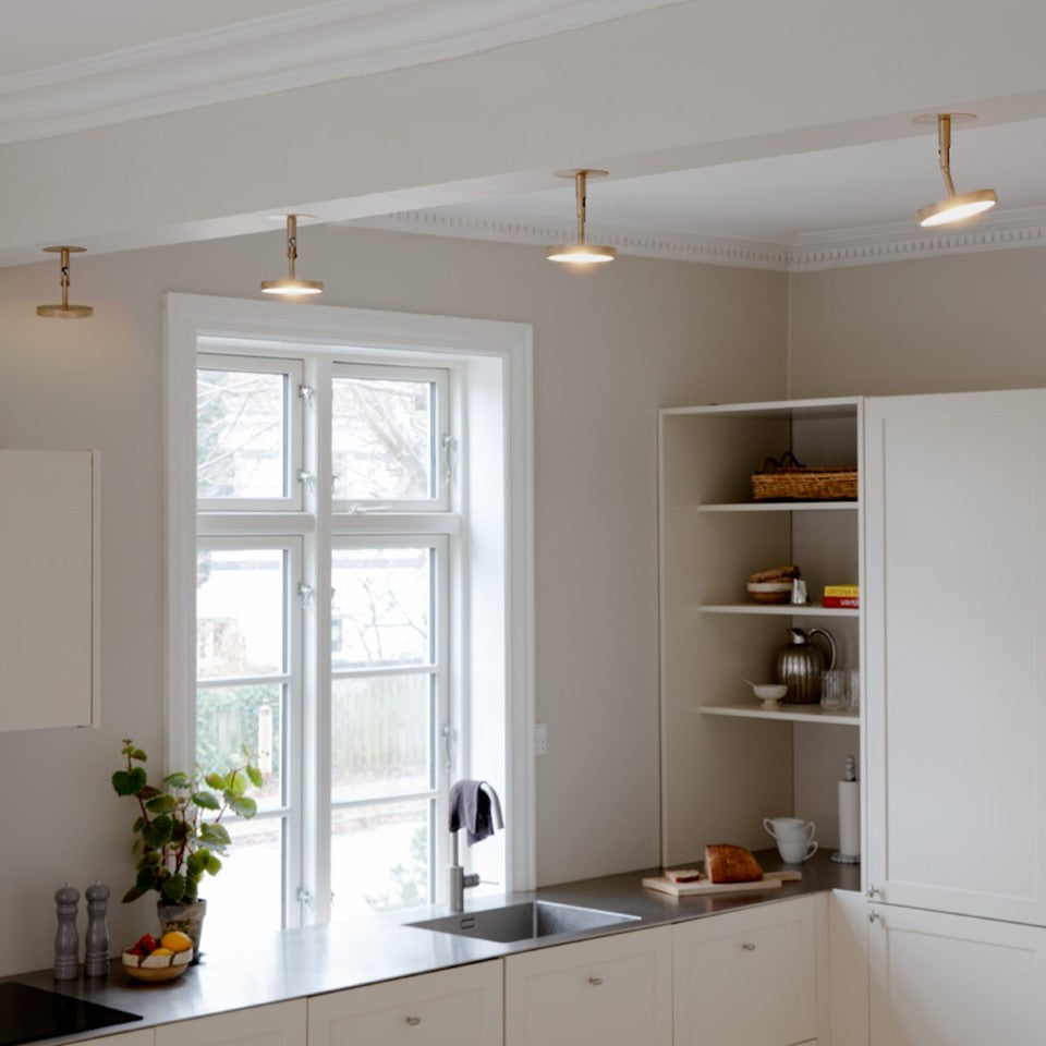 Moderne Asteria Spot Wandleuchte von Umage in glänzendem Messing, perfekt für kreative Lichtakzente und zeitgemäße Inneneinrichtung.