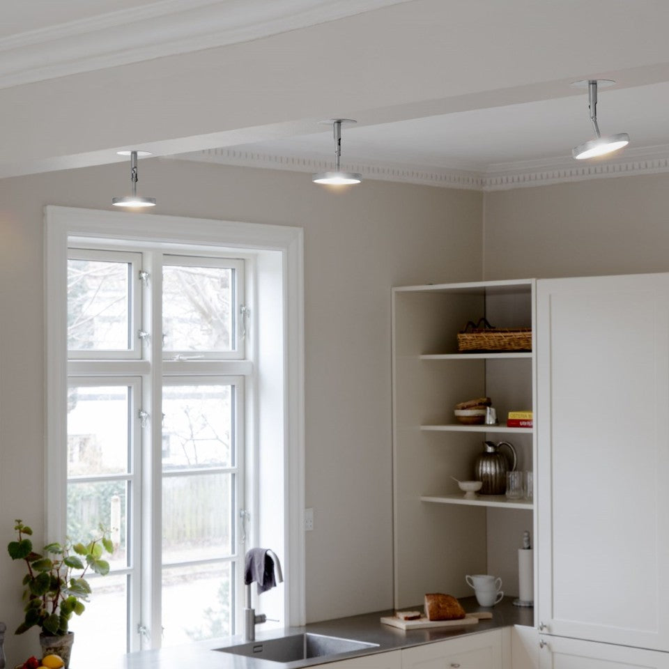 Elegante Asteria Spot Wandleuchte aus poliertem Stahl, ideal für stilvolle Akzentbeleuchtung in modernen Wohnräumen.
