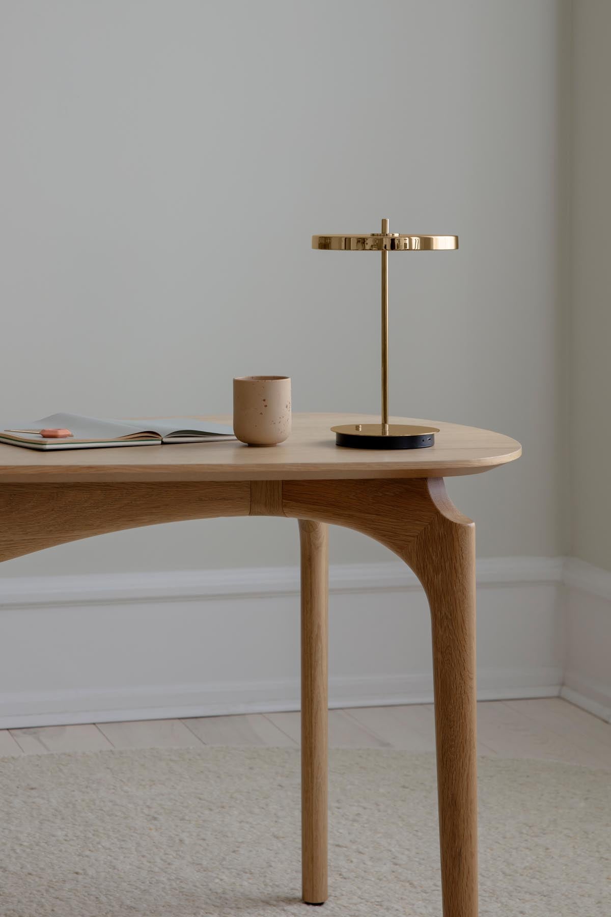 Asteria Move Tischleuchte in Polished Brass präsentiert im Onlineshop von KAQTU Design AG. Tischleuchte ist von Umage
