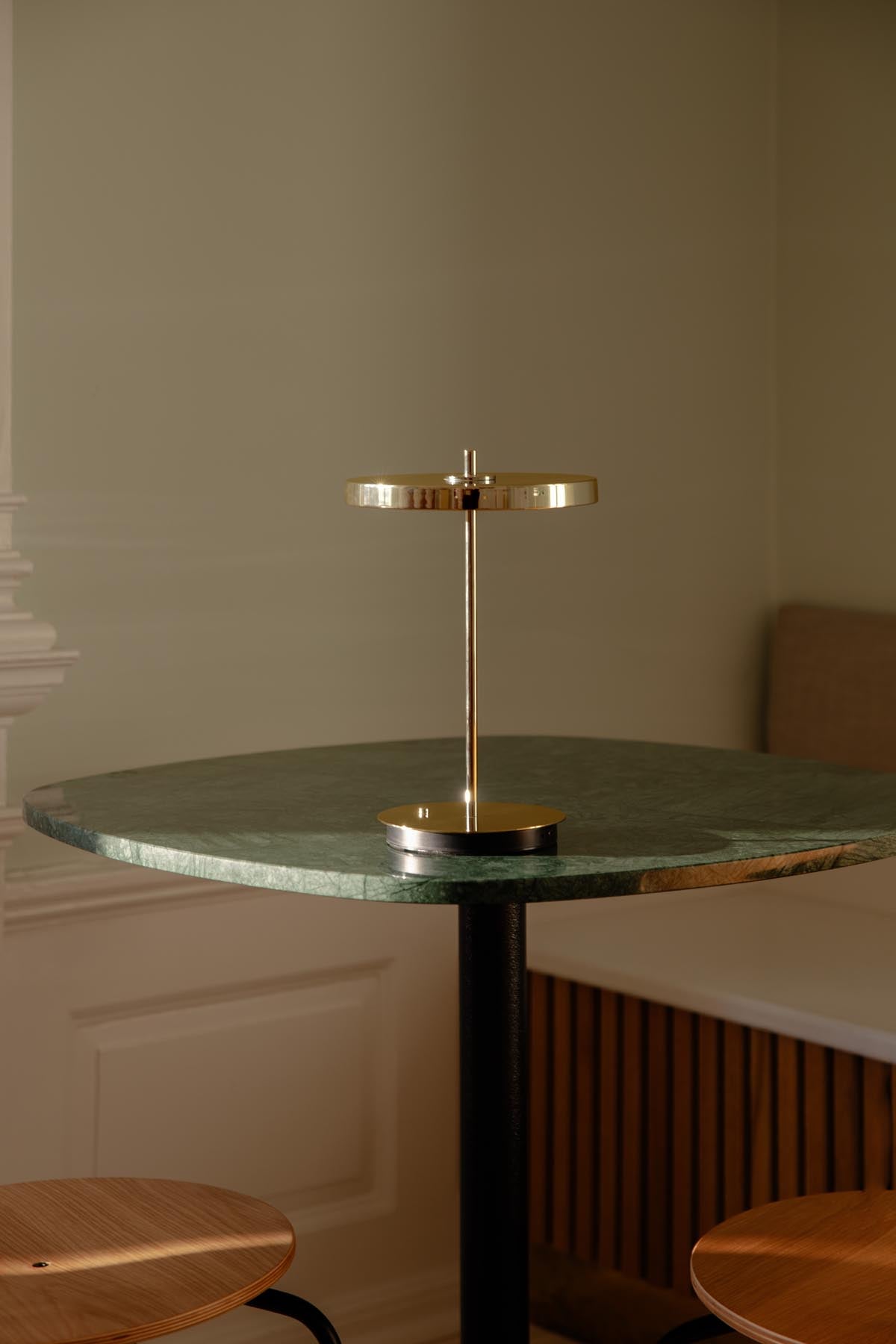 Asteria Move Tischleuchte in Polished Brass präsentiert im Onlineshop von KAQTU Design AG. Tischleuchte ist von Umage