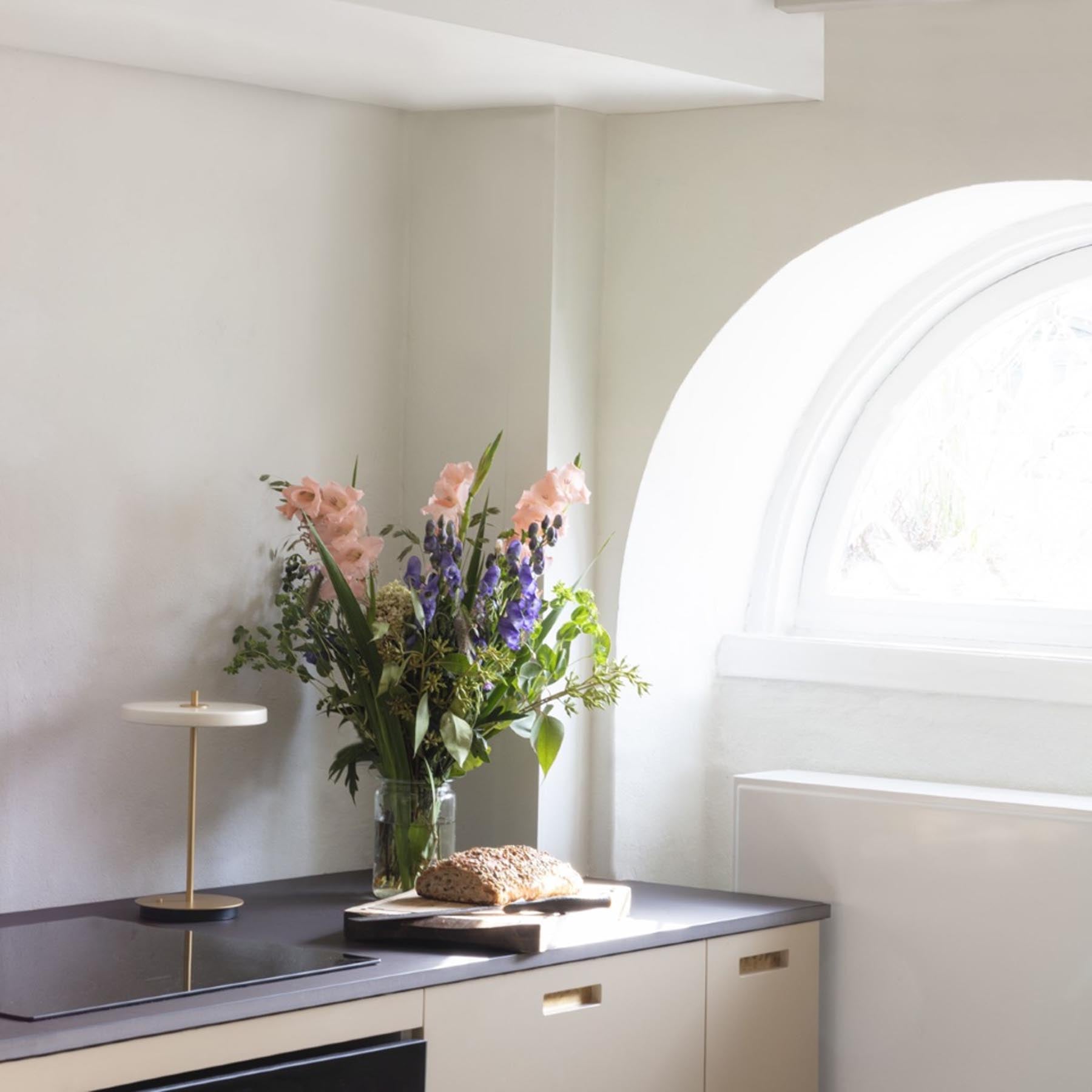 Elegante Asteria Move Tischleuchte in Perlweiß, ideal für stimmungsvolle Beleuchtung und modernes Design in jedem Raum.