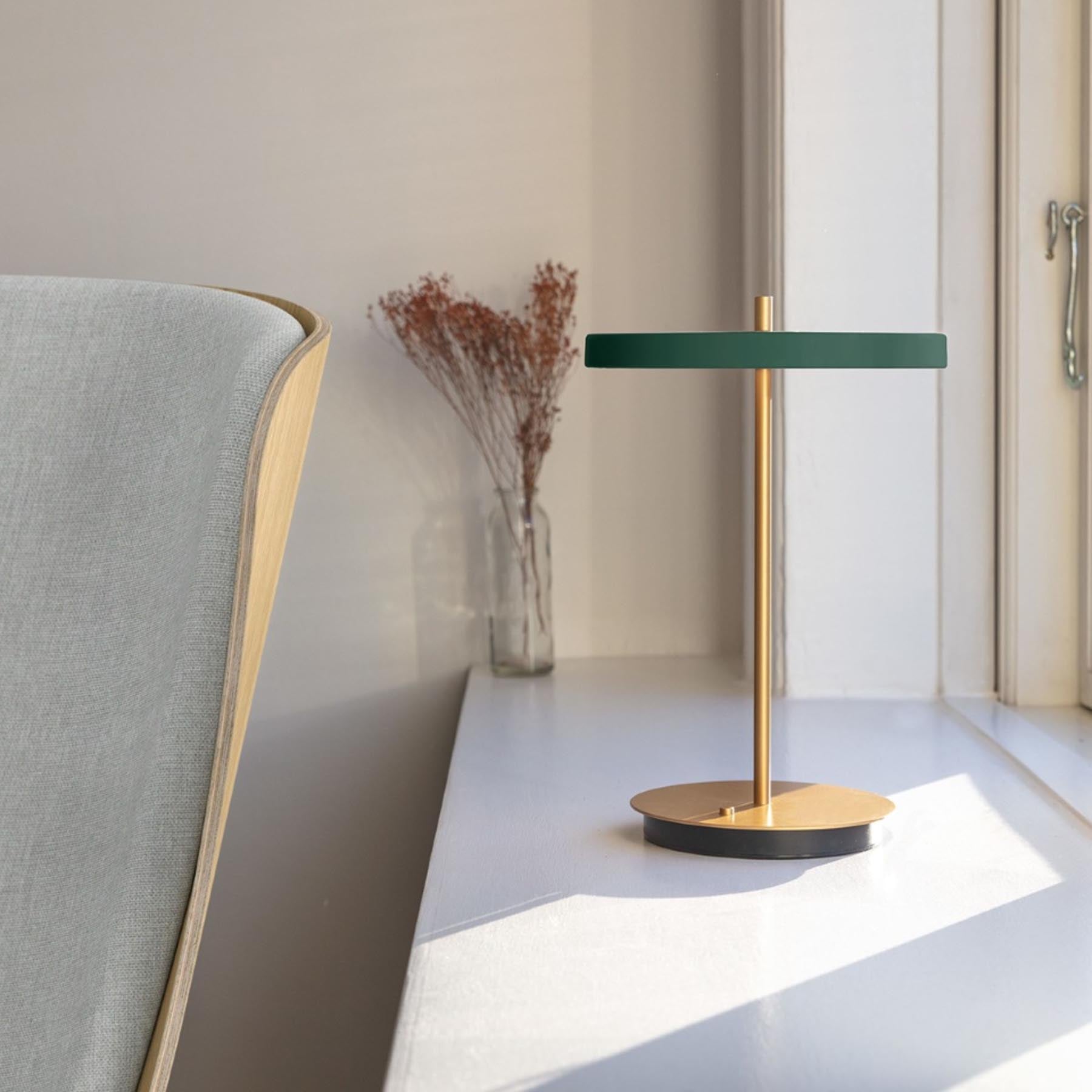 Elegante Asteria Move Tischleuchte in tiefem Forest Green, ideal für gemütliche Akzente und modernes Interior-Design.