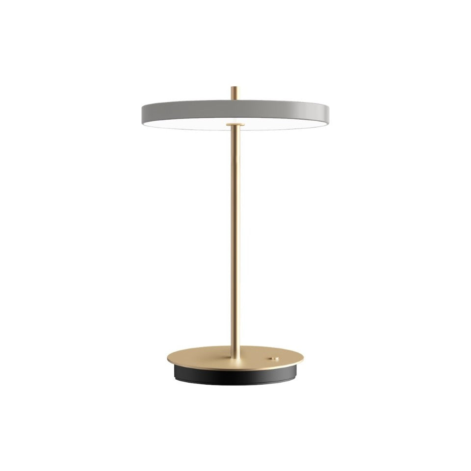 Elegante Asteria Move Tischleuchte von Umage in sanftem Mist, ideal für stimmungsvolle Beleuchtung und modernes Interieur.