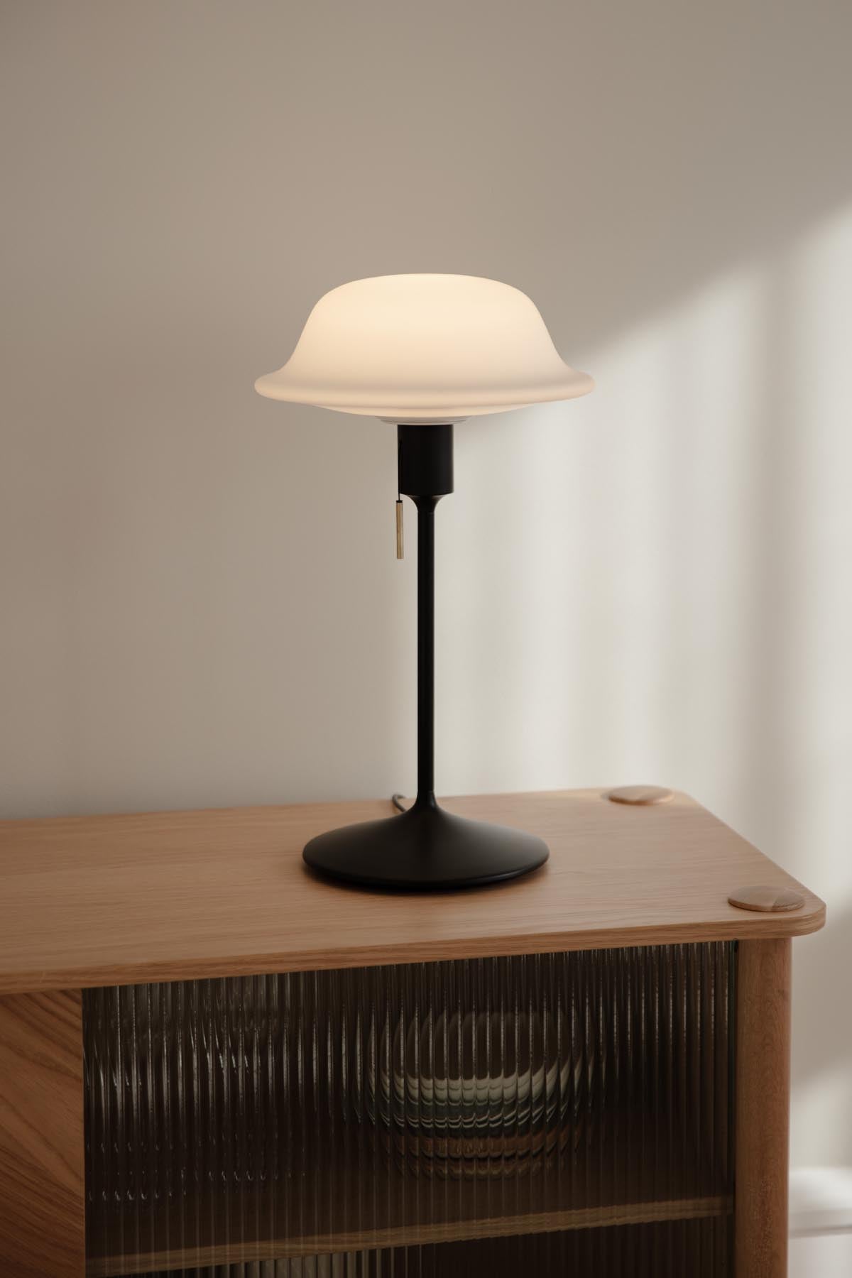 Stilvolle Butler Tisch- und Stehleuchte von Umage, die durch ihr modernes Design und sanftes Licht jeden Raum aufwertet.
