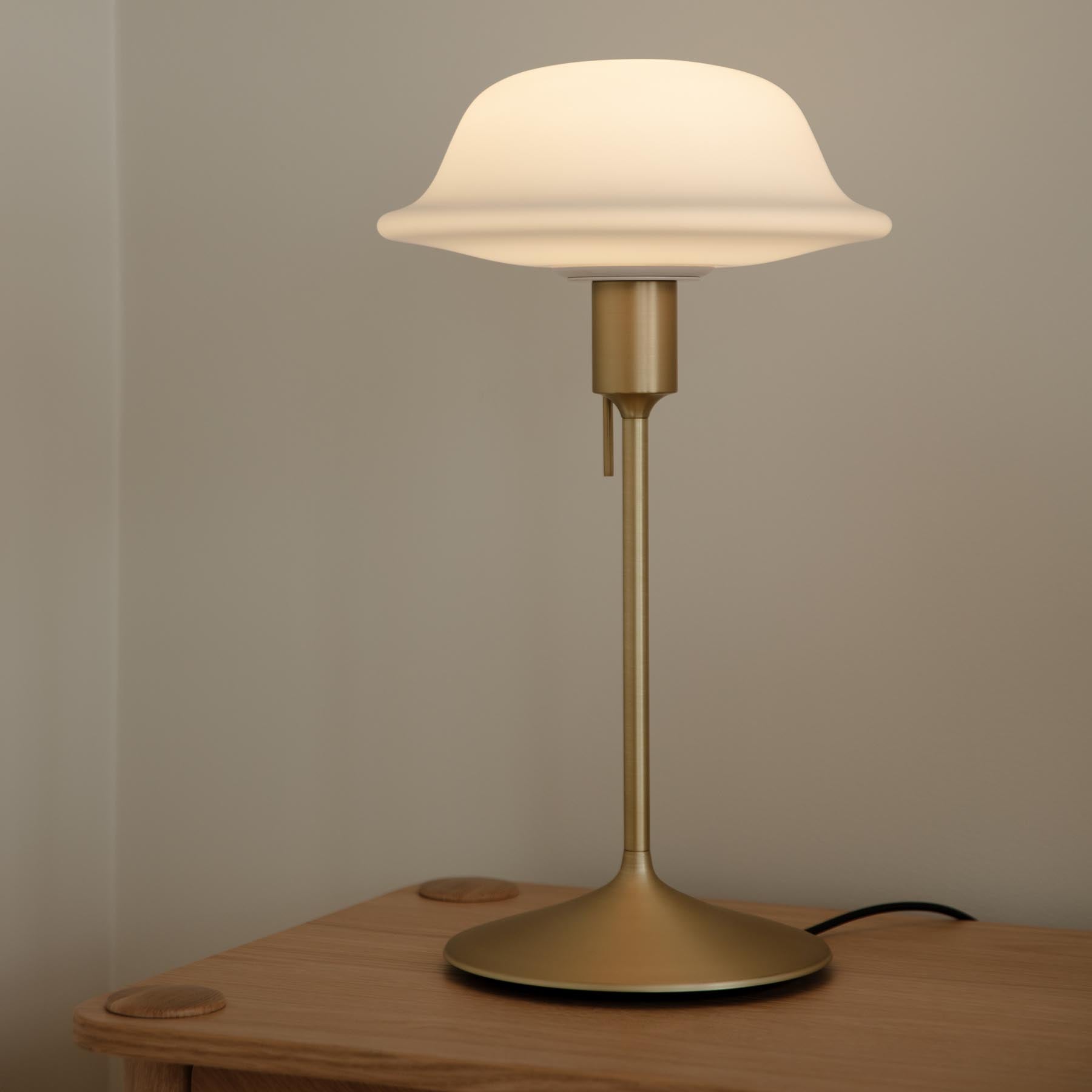 Moderne Butler Tisch- und Stehleuchte von Umage, die durch ihr stilvolles Design und sanftes Licht jeden Raum aufwertet.