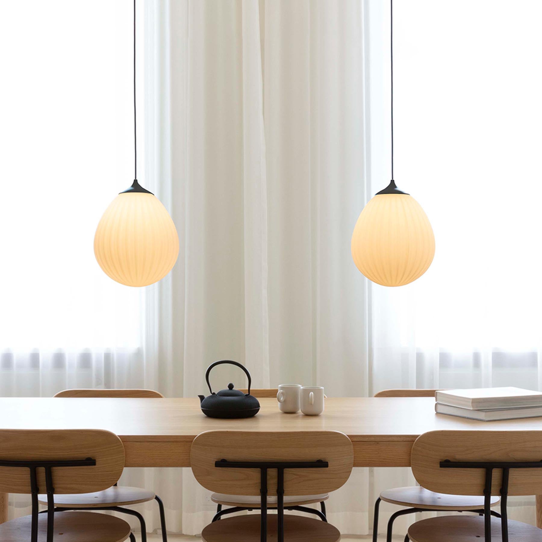 Eleganter Lampenschirm "Around the World" von Umage, der mit seinem kreativen Design und warmem Licht eine gemütliche Atmosphäre schafft.
