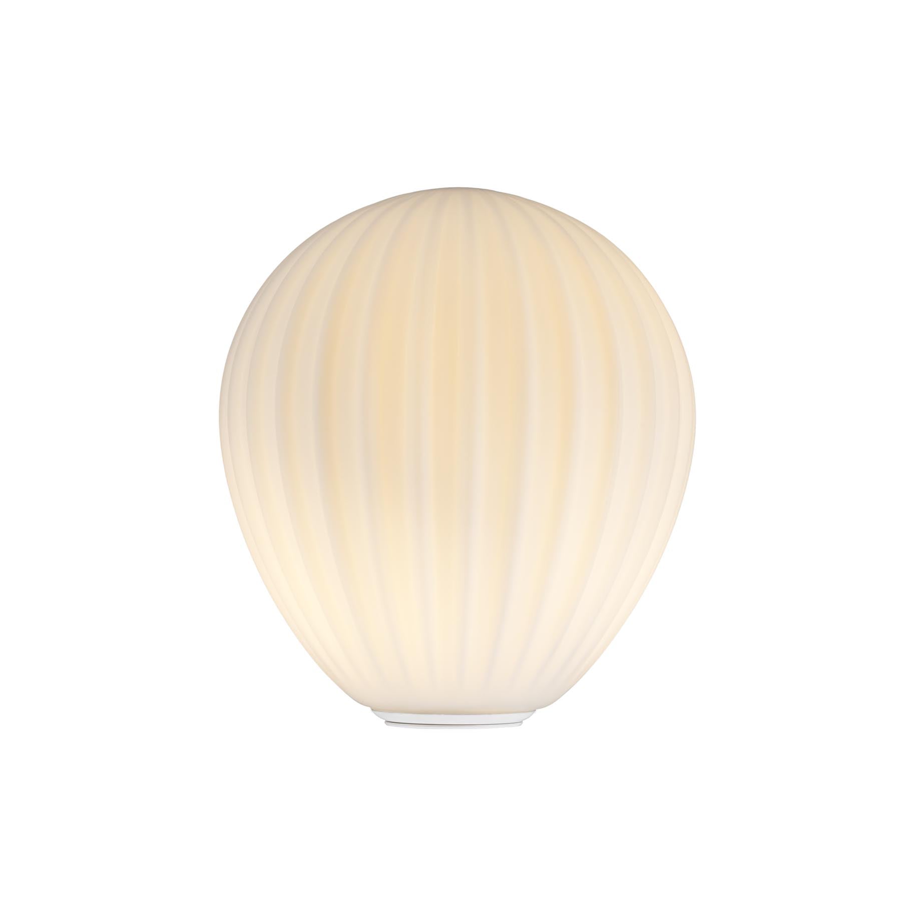 Eleganter Lampenschirm "Around the World" von Umage, der mit seinen einzigartigen Designs und sanften Farbtönen eine gemütliche Atmosphäre schafft.