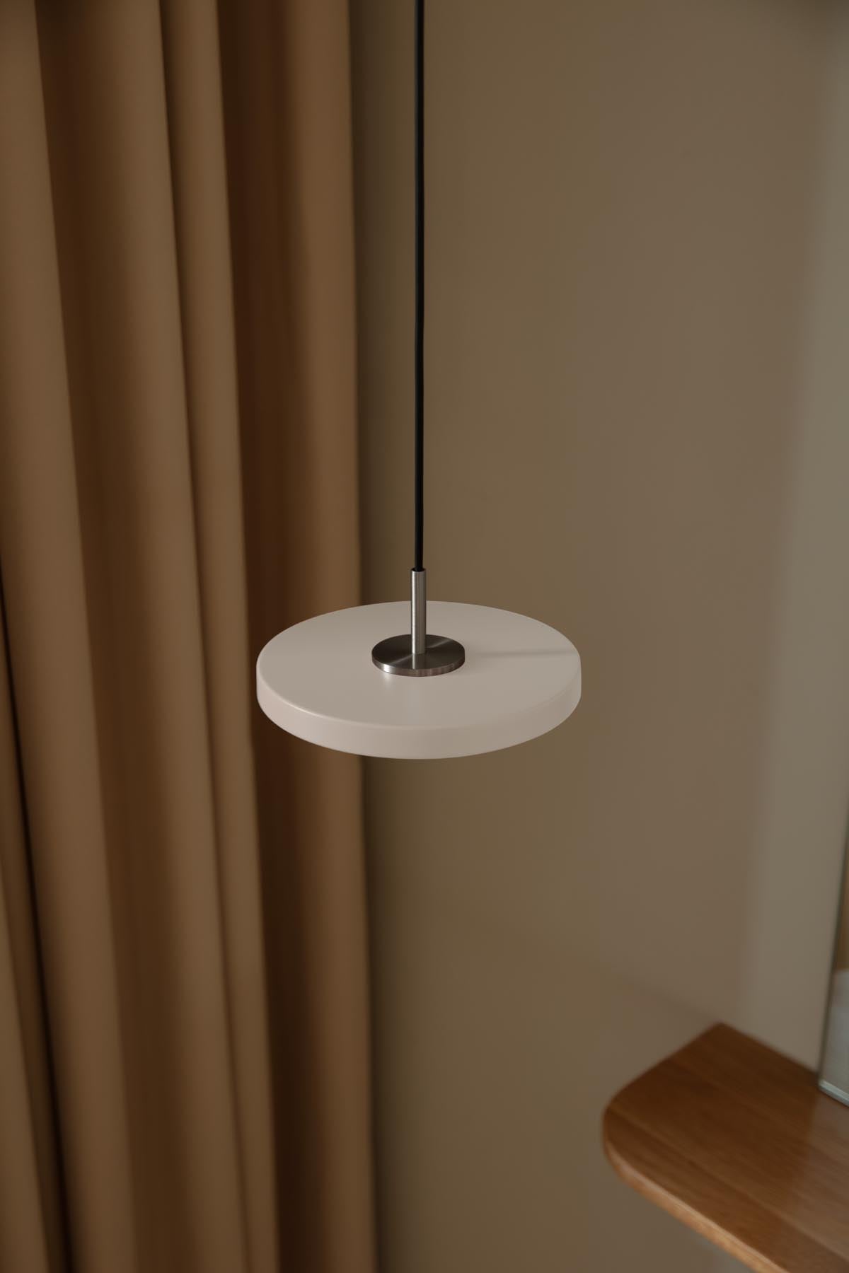 Elegante Asteria Micro Pendelleuchte in zartem Pearl White, ideal für moderne Wohnräume und stimmungsvolle Beleuchtung.