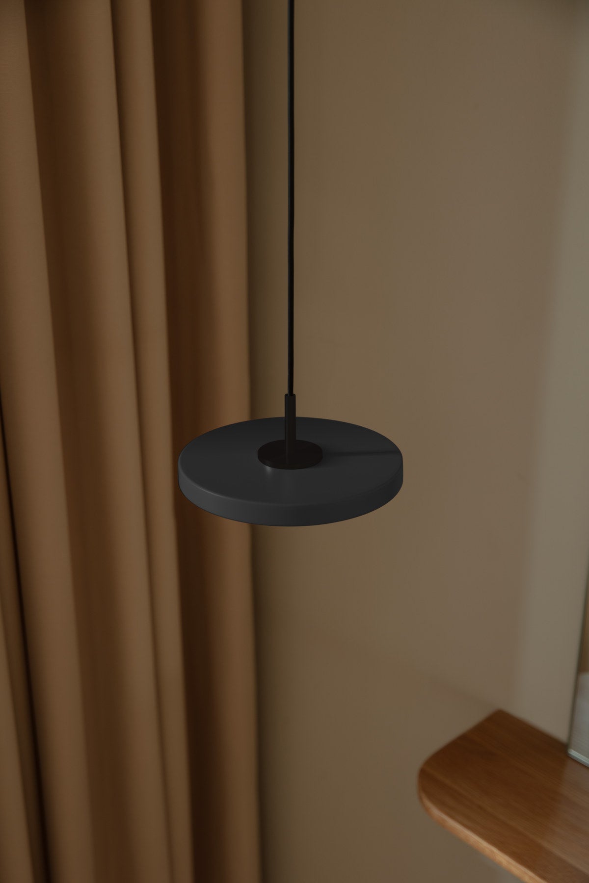 Asteria Micro Pendelleuchte in Anthracite Grey präsentiert im Onlineshop von KAQTU Design AG. Pendelleuchte ist von Umage