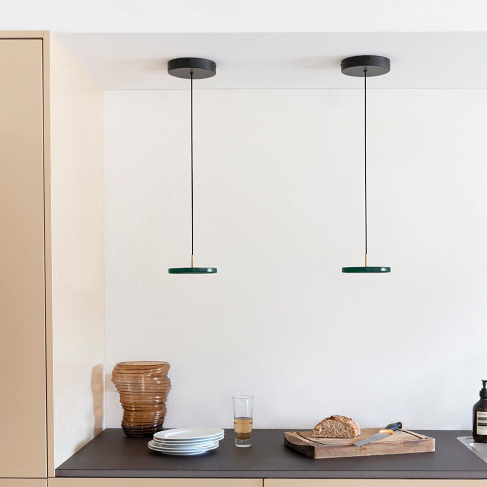 Asteria Micro Pendelleuchte in Forest Green präsentiert im Onlineshop von KAQTU Design AG. Pendelleuchte ist von Umage