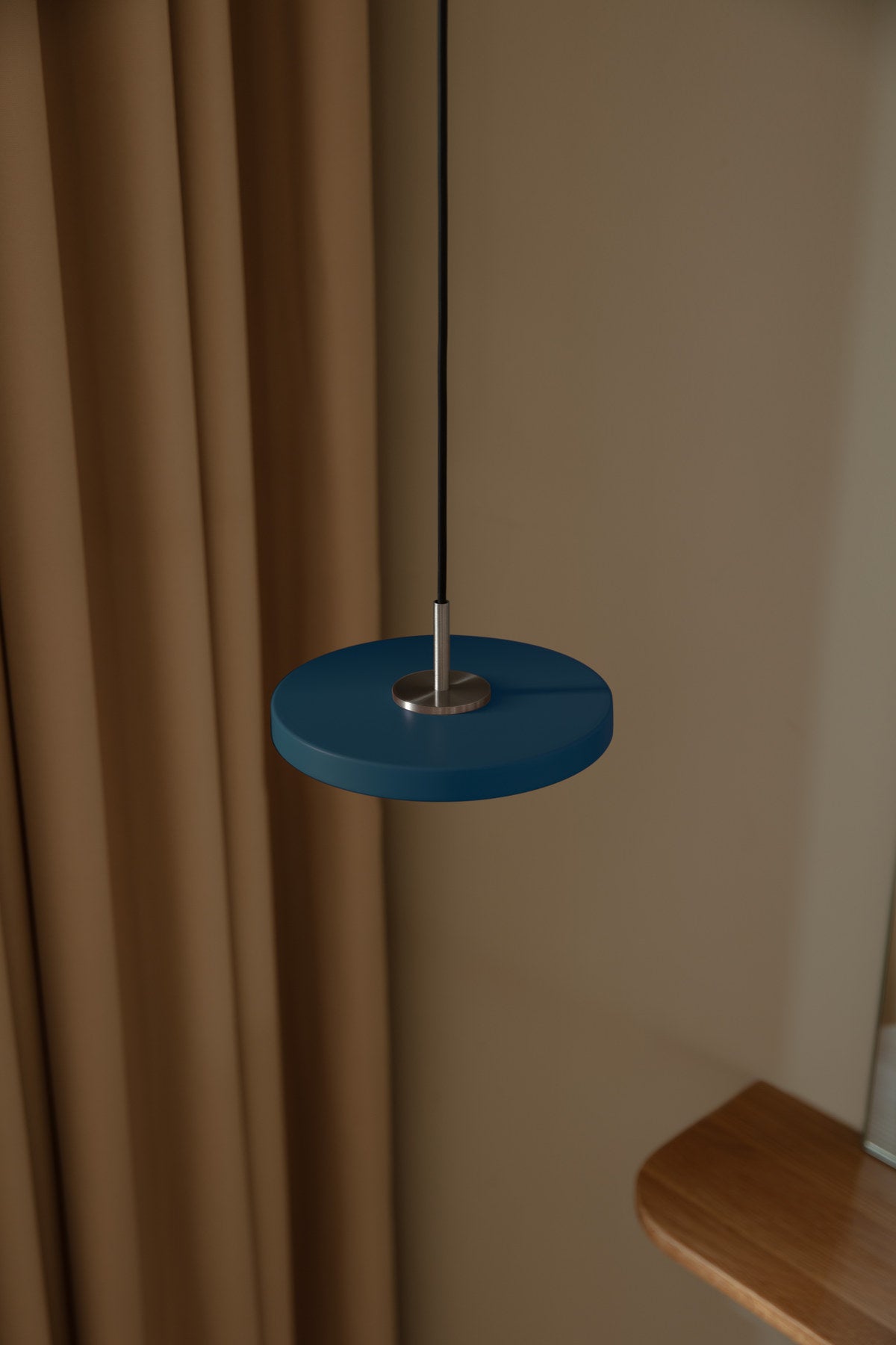 Asteria Micro Pendelleuchte in Petrol Blue präsentiert im Onlineshop von KAQTU Design AG. Pendelleuchte ist von Umage