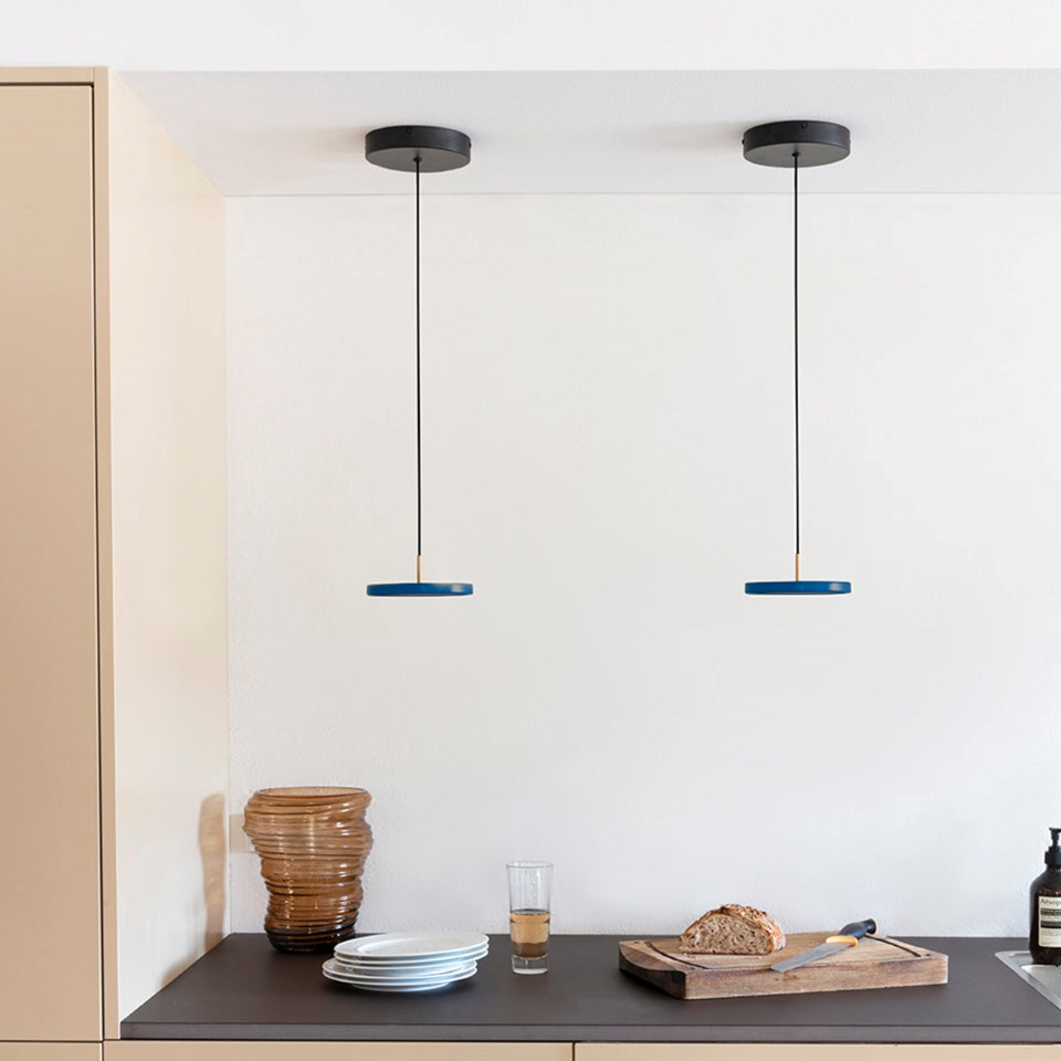 Elegante Asteria Micro Pendelleuchte in Petrol Blue, ideal für stilvolle Akzente in modernen Wohnräumen.