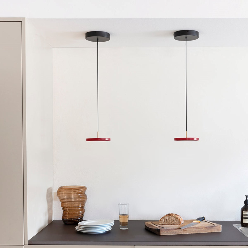 Elegante Asteria Micro Pendelleuchte in Ruby Red, ideal für stilvolle Akzente in jedem Raum, von Umage.