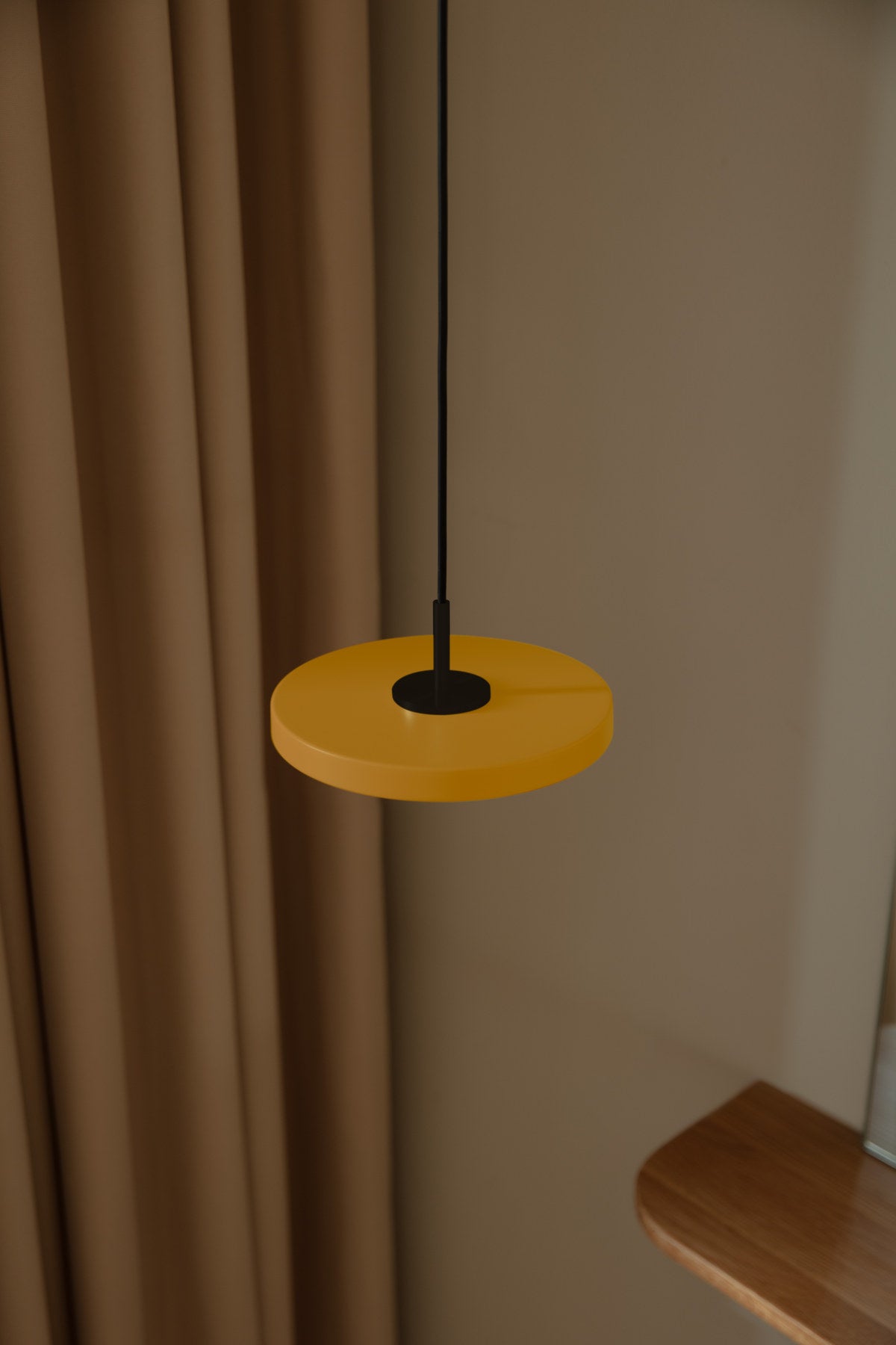 Asteria Micro Pendelleuchte in Saffron Yellow präsentiert im Onlineshop von KAQTU Design AG. Pendelleuchte ist von Umage