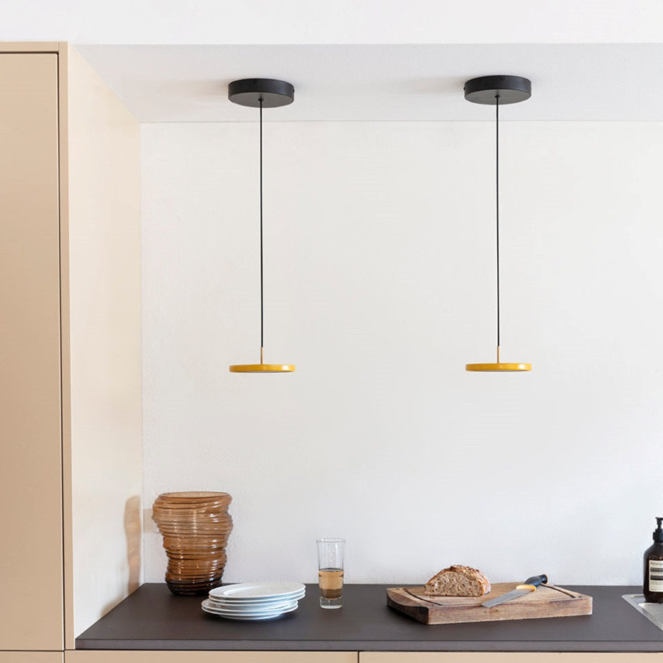 Asteria Micro Pendelleuchte in Saffron Yellow präsentiert im Onlineshop von KAQTU Design AG. Pendelleuchte ist von Umage
