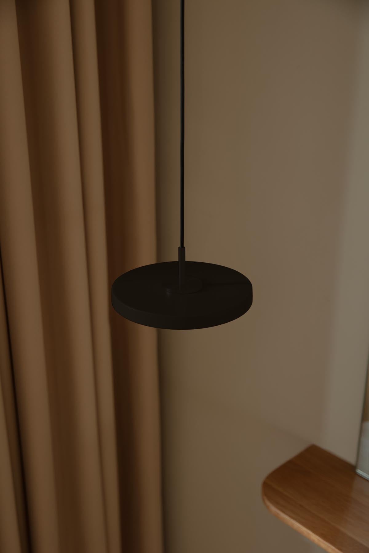 Elegante Asteria Micro Pendelleuchte von Umage in stilvollem Schwarz, ideal für stimmungsvolle Beleuchtung und moderne Raumgestaltung.