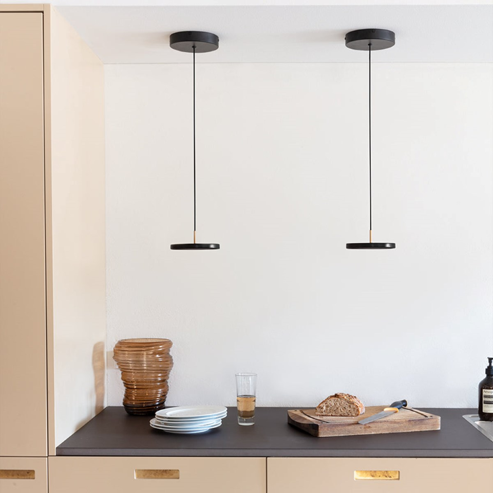 Elegante Asteria Micro Pendelleuchte in Schwarz, ideal für stilvolle Akzente in modernen Wohnräumen.
