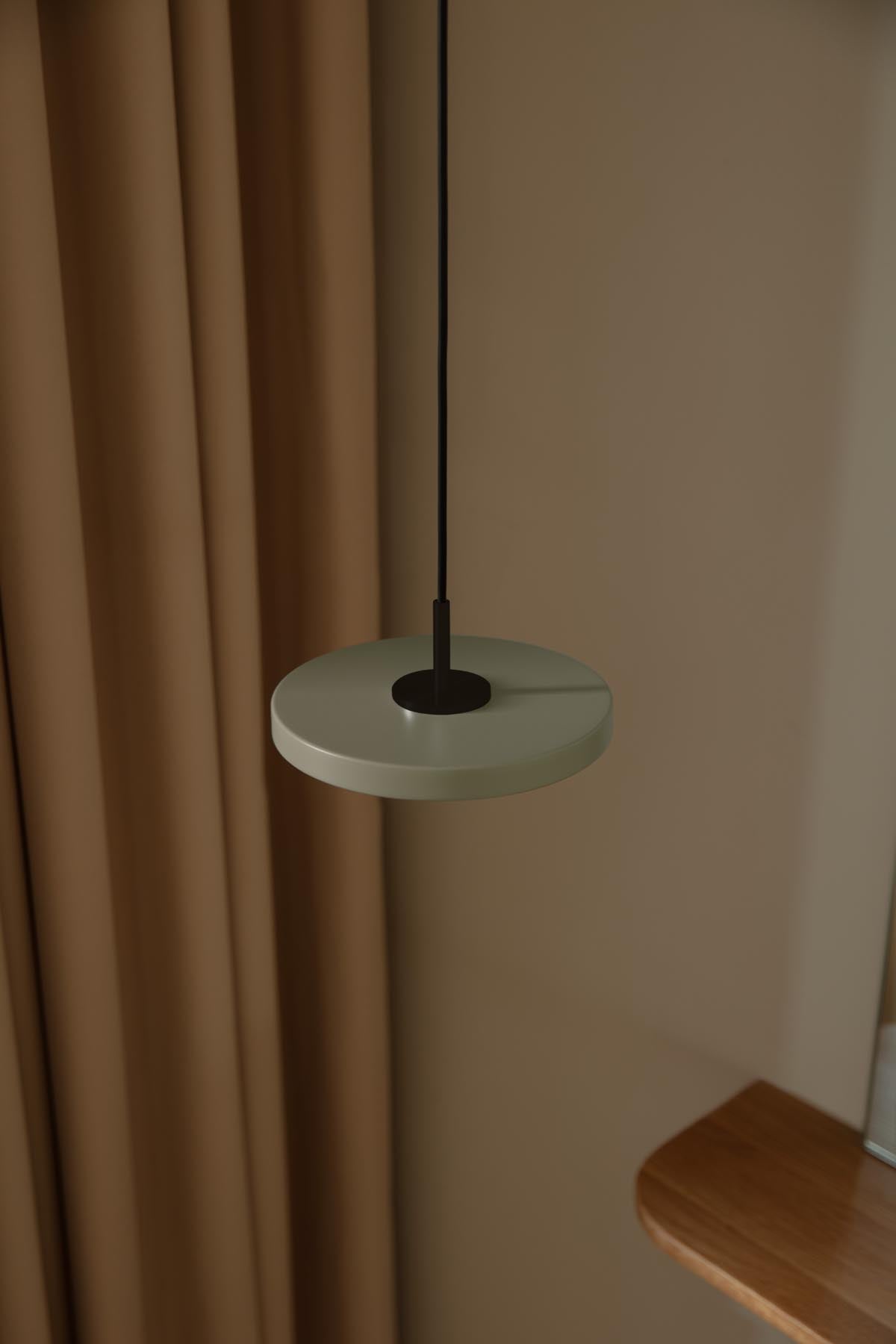 Elegante Asteria Micro Pendelleuchte in Olivgrün, ideal für zeitgemäße Innenräume und schafft eine einladende Atmosphäre.